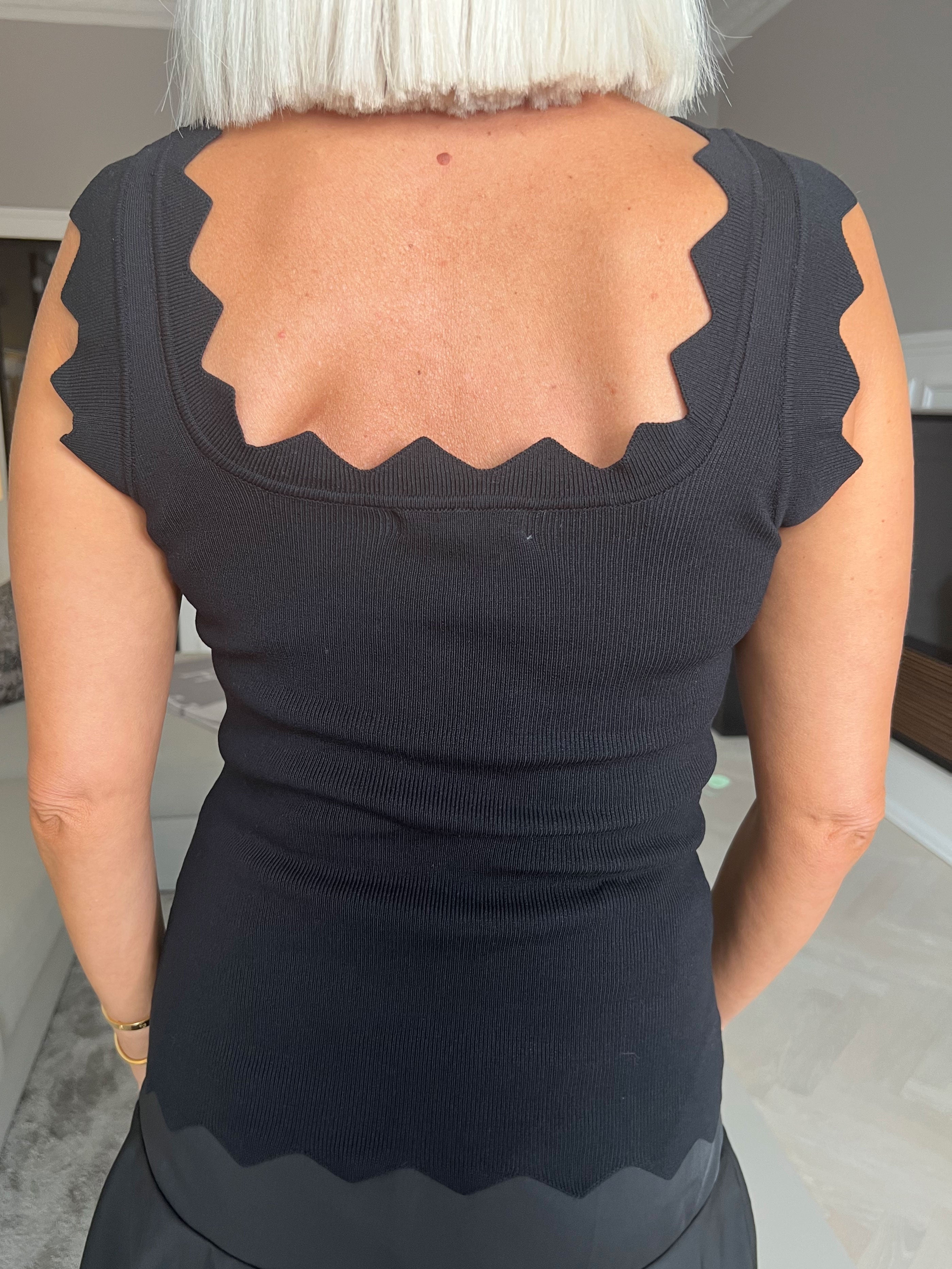 Esta - Sød bluse med zigzag kanter